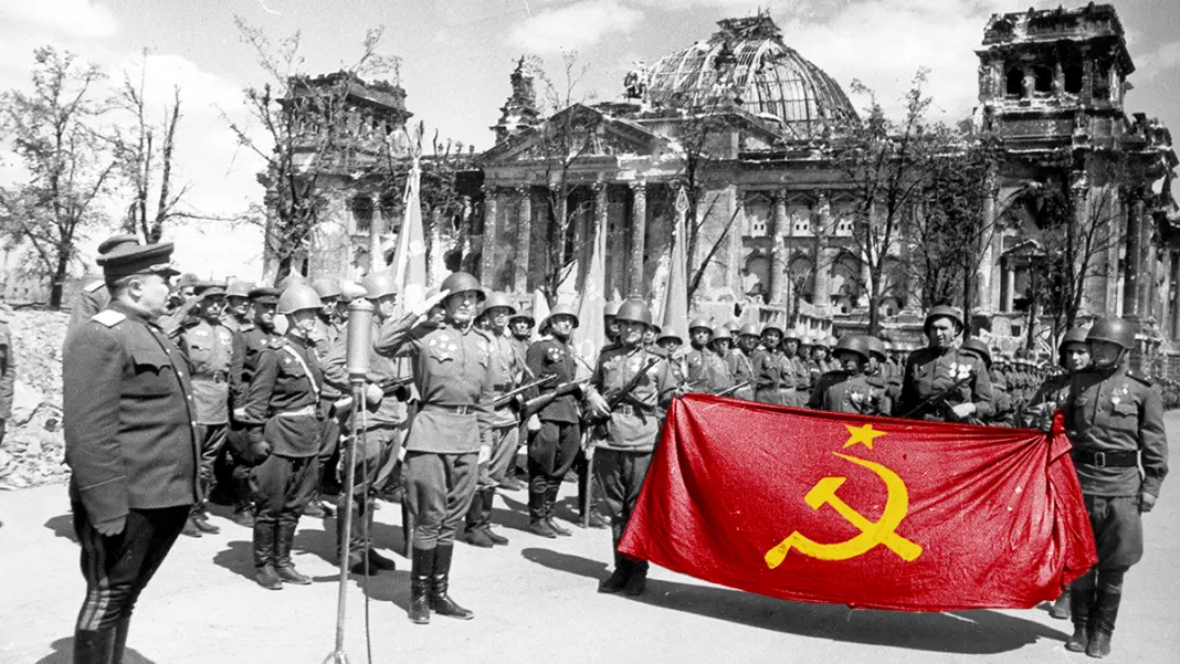 Флаг РФ незаконен. На фото: советские солдаты строем у Рейхстага разворачивают красное Знамя Победы — законный государственный символ СССР, в отличие от триколора, не имеющего юридической силы.