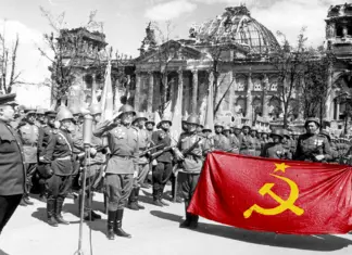 Правовая ничтожность государственной символики: флаг РФ, которого нет Флаг РФ незаконен. На фото: советские солдаты строем у Рейхстага разворачивают красное Знамя Победы — законный государственный символ СССР, в отличие от триколора, не имеющего юридической силы.
