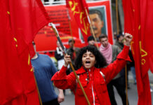 Возврат к идеям СССР: 31% американцев за социализм — красный флаг над Вашингтоном возврат к идеям СССР